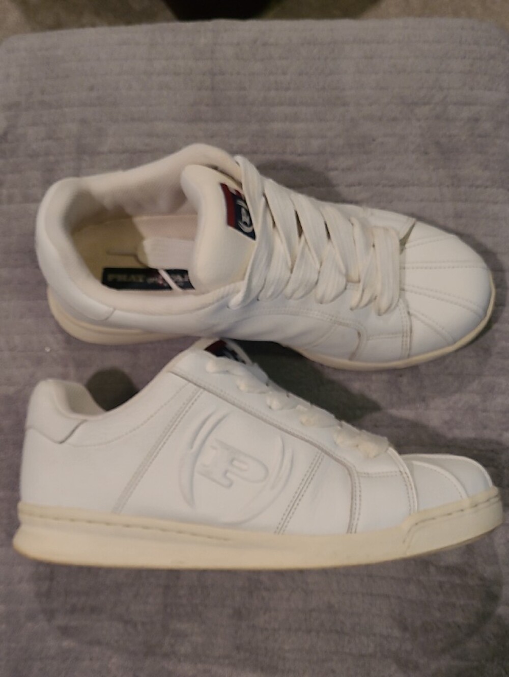 Phat Farm Men's White Leather Low-Top Sneakers with Navy & Red Logo Size 10 - Picture 2 of 5